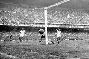 El recordado Maracanazo, en 1950. Brasil, con remera blanca, cae vencido por Uruguay