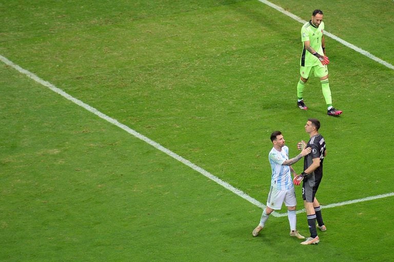 En plena definición por penales, Messi alienta a Dibu Martínez, decisivo con tres atajadas