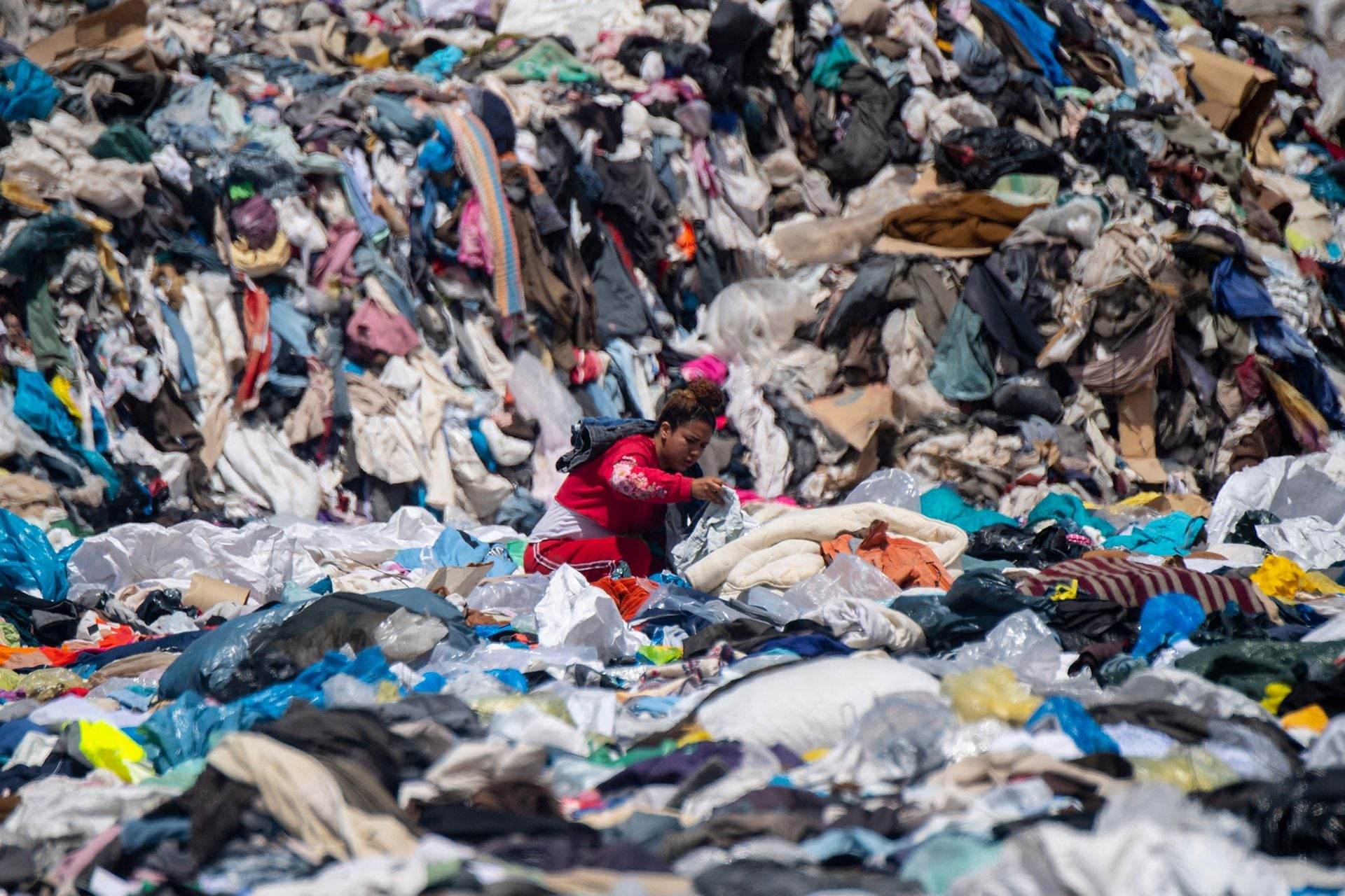 Muchas personas que habitan cerca de este cementerio de ropa se acerca a bucar algunas prendas que aún puedan ser útiles para luego venderlas