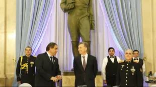 El ministro Martínez y el presidente Macri, ayer, en la cena de camaradería de las Fuerzas Armadas