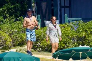 Robert Downey Jr y su esposa disfrutan de un soleado paseo