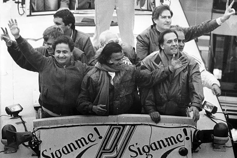 Menem y Duhalde en la campaña con su famosa frase "Síganme" 1989