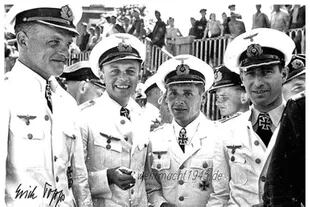 La Kriegsmarine, que no simpatizaba con el Partido Nazi a pesar de estar encuadrada dentro de las fuerzas armadas (Wehrmacht) del Tercer Reich, no saludaba al estilo nazi con el brazo extendido sino con la tradicional venia marinera