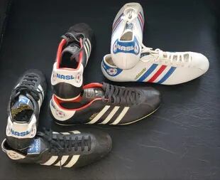 La NASL entendió antes que nadie que los lazos comerciales eran esenciales para el crecimiento del fútbol; en 1978, junto con Adidas, lanzó una línea exclusiva de botines y pelotas denominados "Stars and Stripes"