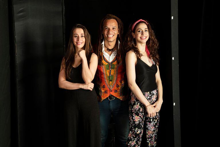 Belén Ucar, Emanuel Ntaka y Mariel Percossi, tres de las caras de la nueva puesta en escena de Hair en Buenos Aires