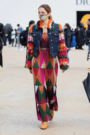 Sofía Sánchez de Betak, infaltable en la semana de la moda de París, eligió un colorido vestido largo con tejido de formas geométricas y chaqueta con cuello y mangas de lana.