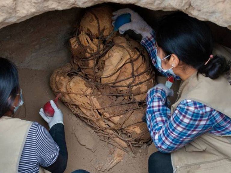 La momia atada con sogas fue hallada en el complejo arqueológico de Cajamarquilla, al oeste de Lima, y tendría entre 1200 y 800 años de antigüedad