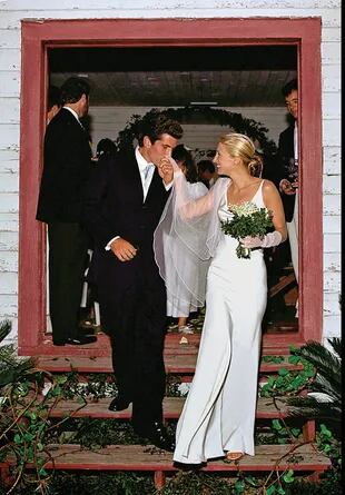Se casaron el 21 de septiembre de 1996 en Cumberland Island, una pequeña isla del estado de Georgia a la que sólo se accedía en barco. Tan hermético resultó el evento que muchos de los asistentes fueron convocados sin saber que se trataba de una boda. 