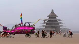 Un auto intervenido y el Templo del Proyecto en la Playa