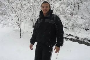 Yuri Maier con el paisaje nevado de la ciudad de Vladikavkaz