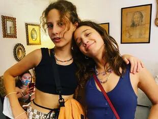 Amelia junto a su hermana Ángela Torres (Foto: Instagram)