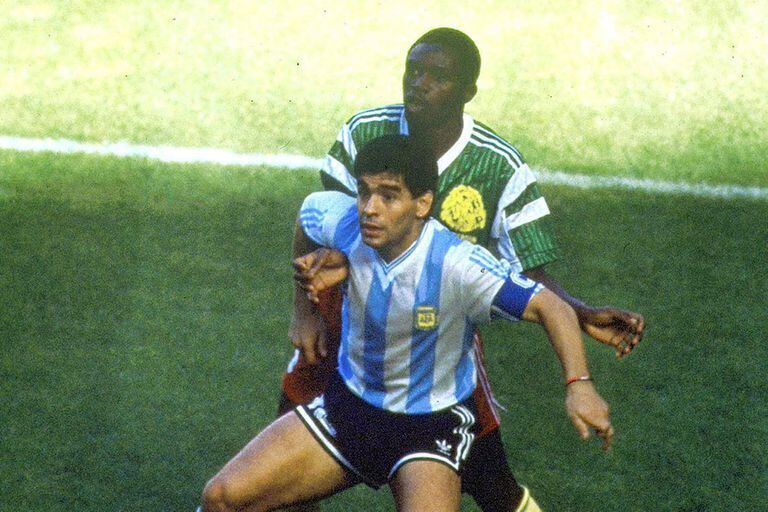 Maradona, sin espacio: así fue marcado por los africanos en el debut