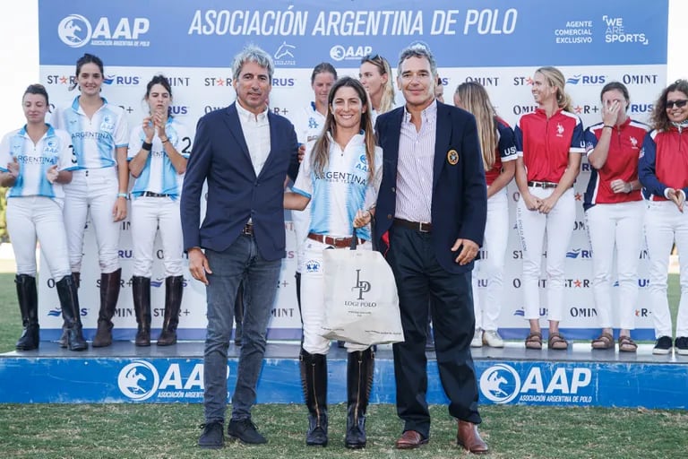 Lía Salvo received the award for the best player;  a la izquierda, Delfín Uranga, padre de Azucena y presidente una gestión de la Asociación Argentina de Polo que se propone que haya 