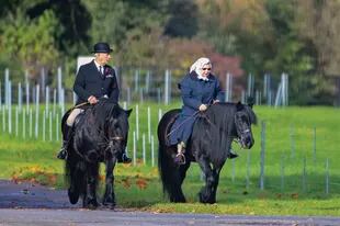 La Reina fue fotografiada cabalgando sobre un pony Fell negro por los jardines de Windsor junto a Terry Pendry, jefe de petiseros.