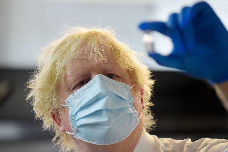 Boris Johnson confirmó la primera muerte por la variante ómicron en Gran Bretaña