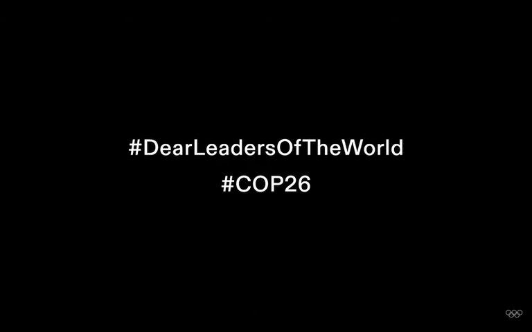 Captura del video "Dear Leaders of The World", en el que decenas de deportistas le "tiran la pelota" a los gobernantes mundiales