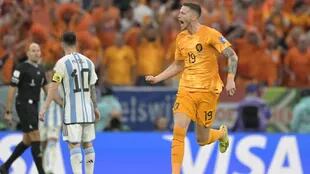 Weghorst celebra y Messi lo padece, durante el encuentro entre la Argentina y Países Bajos, por los cuartos de final de Qatar 2022