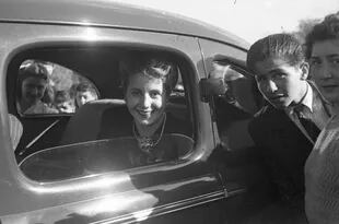 María Eva Duarte a la salida del acto en el que Perón anuncia la construcción del Hospital Ferroviario, Alberto Haylli, c. 1944