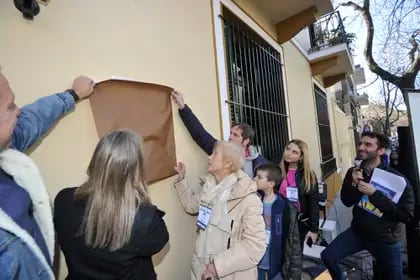 Familiares, amigos y seguidores de Carlitos Balá se dieron cita en la puerta de la casa natal del conductor infantil