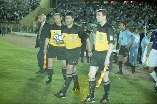 Uruguay-Argentina en 2001, por las eliminatorias para el Mundial de Japón y Corea; Markus Merk encabeza la terna arbitral de aquel recordado y polémico encuentro