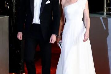 Cine y realeza: el duque y la duquesa de Cambridge, o William y Catherine, en camino a la ceremonia de los premios que entrega la academia de cine británica y que él preside desde 2010