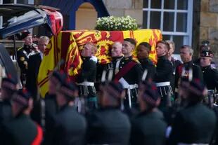 El ataúd de la reina, cubierto con la bandera real de Escocia
