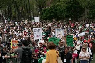 Manifestantes se congregan en Cadman Plaza, en Brooklyn, Nueva York, en una protesta en favor de los derechos al aborto, el 14 de mayo del 2022.  (AP Foto/Jeenah Moon)