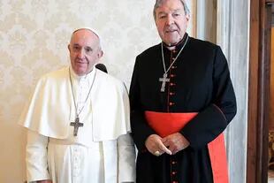 Francisco, con el cardenal australiano George Pell durante una audiencia privada en el Vaticano