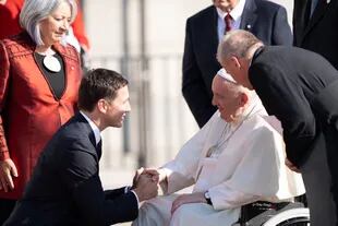 Justin Trudeau saluta il Papa.  In piedi, il governatore del Canada Marie Simon