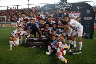 La clásica foto del plantel ganador y el cheque simbólico: 675.000 pesos para Talleres, de Remedios de Escalada, por alcanzar los 16os de final por la Copa Argentina.