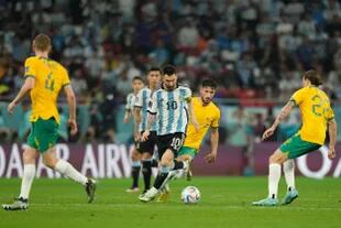 Messi domina la pelota en medio de los australianos