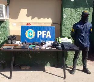 Armas, municiones e insignias policiales usadas por los miembros de la banda