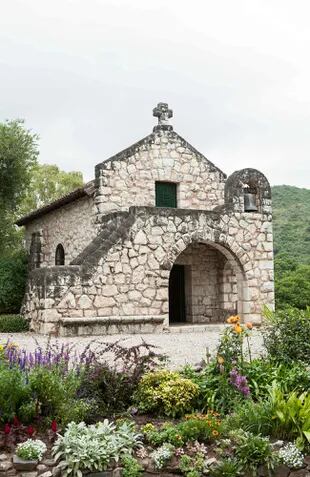 La capilla realizada en piedra caliza local, en 1927, puede visitarse en Potrerrillo de Larreta.