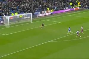 La impresionante doble atajada de Martínez en Aston Villa, que no pudo treparse a la punta
