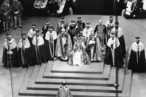 Los momentos históricos que marcaron los 70 años de reinado de Isabel II