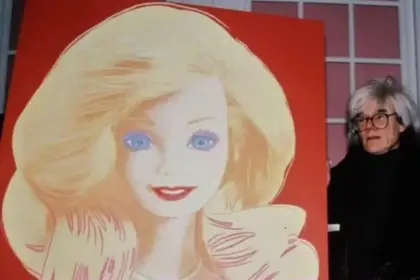 Poco antes de su muerte, en 1986 Andy Warhol retrató a la icónica muñeca en un cuadro que se vendería tres décadas más tarde por casi un millón de dólares