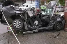 Una familia se salvó de milagro después que su auto fue aplastado por un camión recolector