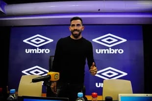 Del otro lado del mostrador: ahora, Tevez es director técnico (aunque aún le falta el certificado habilitante), y atrae tanto como cuando era futbolista.