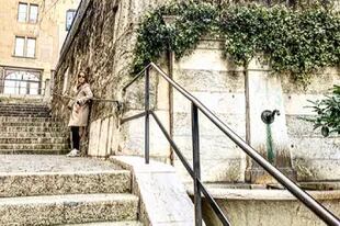 Micaela (@livineuropa), en las escaleras que la llevaron a su rincón favorito en Ginebra. 