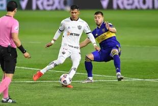 Zaracho y Weigandt disputan el balón durante Boca-Mineiro