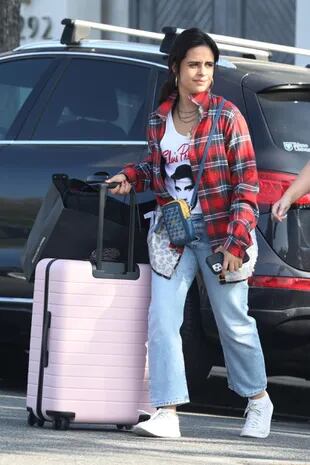 Recientemente separada, Camila Cabello fue a Beverly Hills para comprar una valija rosa y algo de ropa