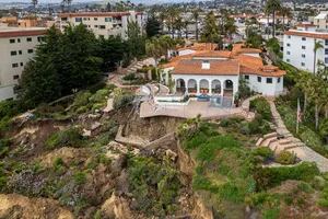 La histórica mansión de California que está a punto de colapsar por los deslizamientos de tierra