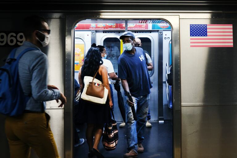 Las personas, la mayoría con mascarillas, viajan en un vagón del metro de la ciudad de Nueva York el 10 de septiembre de 2020