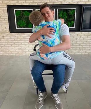 Michael Bublé abraza a Noah en una imagen que compartió hoy en sus redes sociales con motivo del cumpleaños de su primogénito