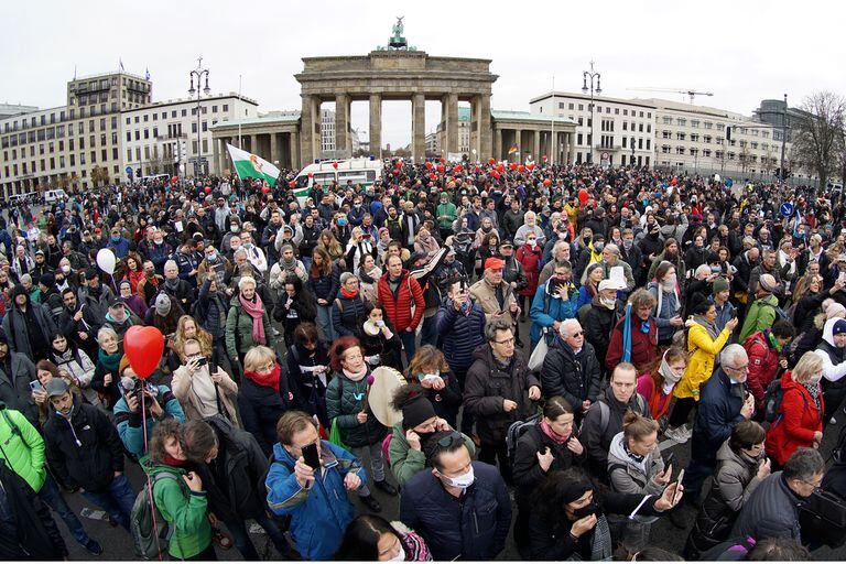 Los manifestantes se congregaron ante la emblemática Puerta de Brandeburgo, así como en calles y puentes
