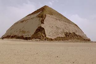 La pirámide acodada de Seneferu