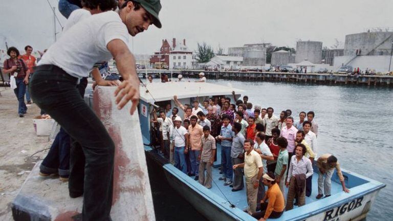 Un barco con refugiados cubanos llega a Cayo Hueso, Florida,. Se calcula que al menos 125.000 cubanos zarparon desde el puerto Mariel, Cuba, con rumbo a Florida, entre abril y octubre de 1980.