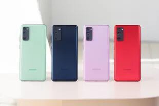 El Galaxy S20 FE reemplaza el vidrio trasero por plástico (como en el Galaxy Note20) y permite más colores para el smartphone