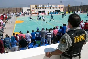 Un partido de las etapas preliminares en el penal de Huaral