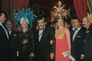 Disfrazados, Raniero y Grace se divirtieron con Sophia Loren en una de las famosas fiestas que se celebraban en el principado a principios de los años 70